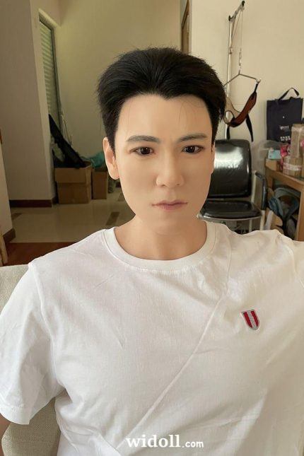 Fille S'Amusant Avec Des PoupéEs Sexuelles - Lianna