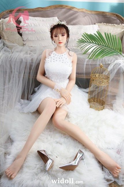 Perte De Virginité Avec Une PoupéE Sexuelle - Renie