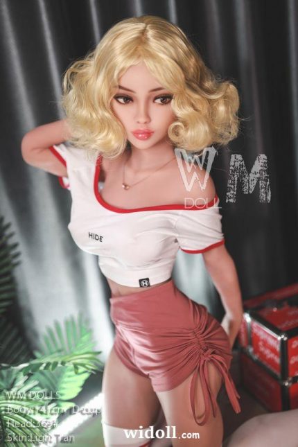 PoupéE Sexuelle Blonde Aux Gros Seins BaiséE - Pietra