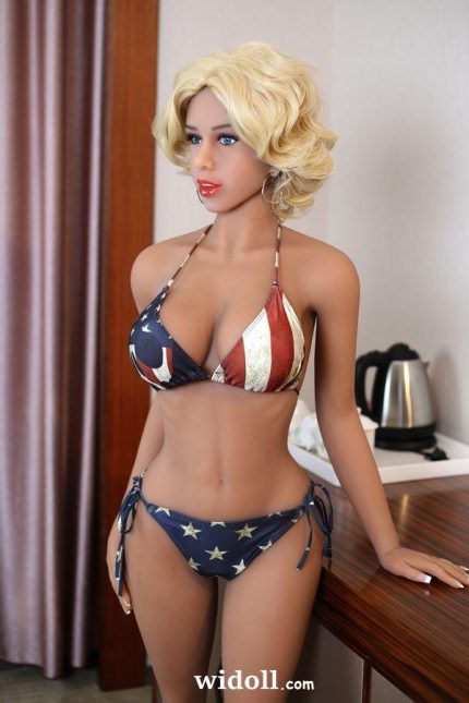 Jouer Avec Les Seins D'Une PoupéE Sexuelle - Shaneka