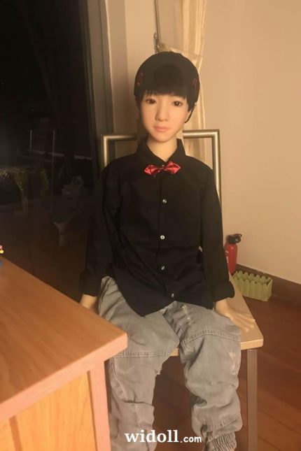 Fille Se Faisant Passer Pour Une PoupéE Sexuelle - Lilias