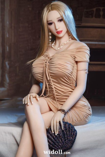 Femme Lesbienne Baisant Une PoupéE Sexuelle - Judie