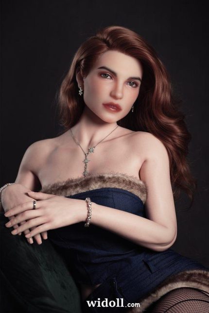 Couple Apprécie Une Poupée Sexuelle De Poche - Charmain